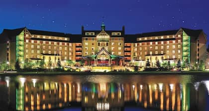 Poconos Lakeside: Hot Tub & Game Room! Steps Away from Lake Beach and Pool