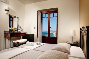 7 bedrooms, iron/ironing board, WiFi, bed sheets - Villa Tower Resort.  ...the luxury of touching the Aegean sunset
 (NAXOS)