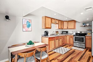 Fridge, microwave, oven, stovetop - Buffalo Bliss - near Universities and natural areas-Large deck and backyard (Duluth)