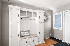 Interior - Buffalo Bliss - near Universities and natural areas-Large deck and backyard (Duluth)