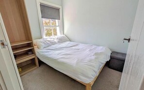 City Cottage | 1 bedroom, in-room safe, desk, soundproofing - converted Railway Cottage (Swindon)