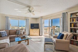 Living area - St460a Comfort: 3BR Beachfront (St. Augustine)