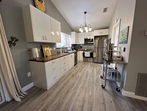 Réfrigérateur, four à micro-ondes, un four, surface de cuisson