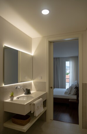 Double Room | Bathroom | Shower, hair dryer, towels, soap - Sky PDL (Ponta Delgada)