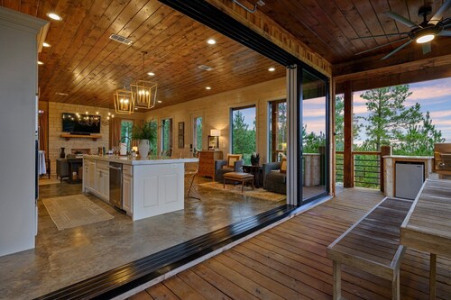 The Overlook w/ Outdoor Pool, EV Outlet, Pickleball, Unbelievable Views