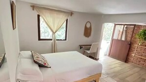 A modern bedroom with a wooden bed, a desk, and a chair. - Suite Zen con Jacuzzi y Terraza (Santiago de Querétaro)