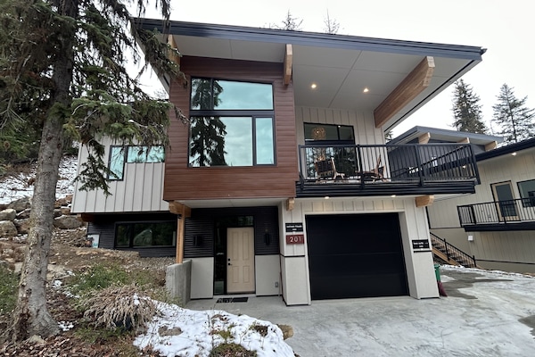 Front Entrance to Sullivan House and Bea Suite.
