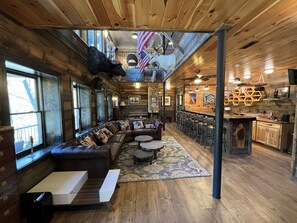 Smart TV, table football - Riverfront-3 Luxury Homes on 500 Acres incl 5BR/3BA + 3BR/3BA + 2BR/2BA -Group B (Clyde)