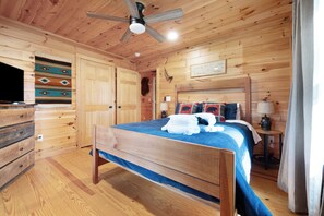 10 bedrooms, iron/ironing board, WiFi, bed sheets - Riverfront-3 Luxury Homes on 500 Acres incl 5BR/3BA + 3BR/3BA + 2BR/2BA -Group B (Clyde)