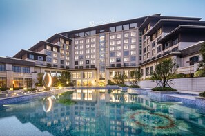 Kolam renang terbuka bermusim