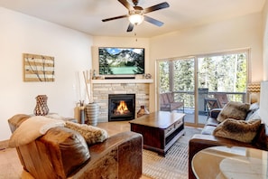 Smart TV, fireplace, video games, video library - Luxury Mountain Chalet 123 I Private Hot Tub I Great Views I Best Price I Discounted Attractions (Fraser)