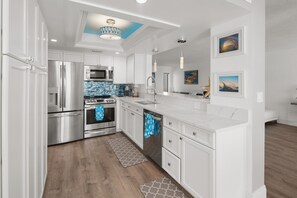 Een koelkast, een magnetron, een oven, een kookplaat