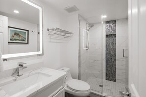 Ducha, secador de pelo y toallas