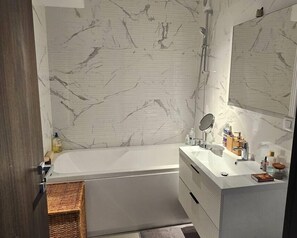Hair dryer, towels - Stylish Loft - Skyline City View in Onix Residence (Bucharest)