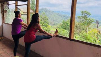 Aromaterapi, pijat jaringan dalam, refleksiologi, dan perawatan Ayurveda