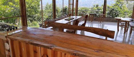 Petit déjeuner, déjeuner et dîner servis sur place, vue sur le jardin