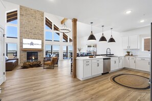 Interior - Table Rock Lake Views, Hot Tub, Three Fireplaces, Cmty Pool, Game Room (Kimberling City)