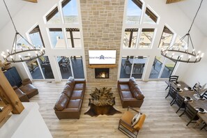 Smart TV, fireplace, table football - Table Rock Lake Views, Hot Tub, Three Fireplaces, Cmty Pool, Game Room (Kimberling City)