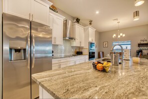 Fridge, microwave, oven, stovetop - VILLA SOUTHERN ESCAPE – HEATED POOL & SPA | WATER VIEW | BOAT RENTAL + TOURS VOUCHER INCL. (Cape Coral)