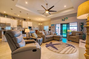 Smart TV, fireplace, video games, books - VILLA SOUTHERN ESCAPE – HEATED POOL & SPA | WATER VIEW | BOAT RENTAL + TOURS VOUCHER INCL. (Cape Coral)