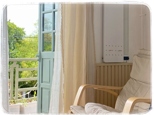 Airy, Quiet with Balcony, Netflix Projector; 5 minutes walk to Hue Imperial City