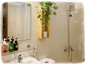 Haartrockner, Handtücher, Seife, Shampoo