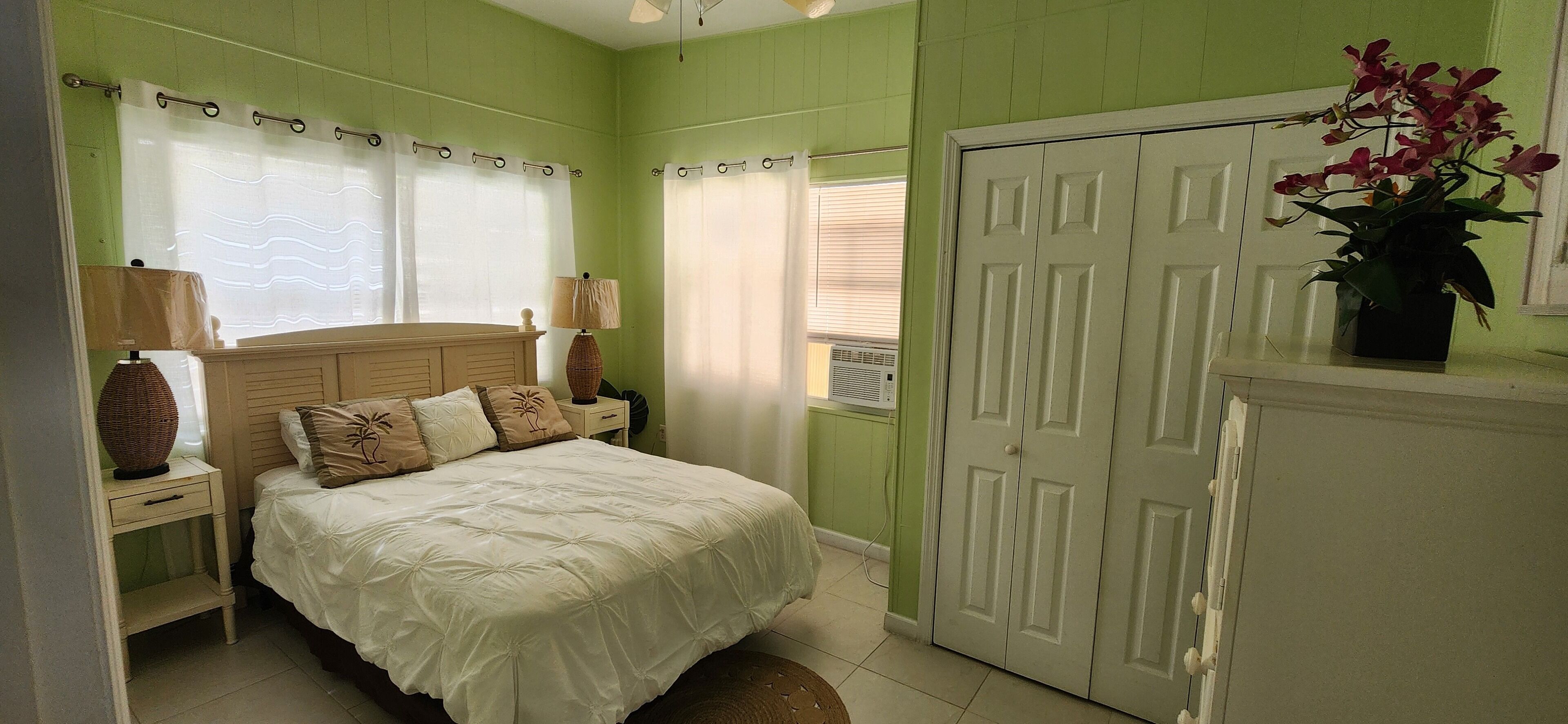 3 bedrooms, iron/ironing board, WiFi (free), bed sheets