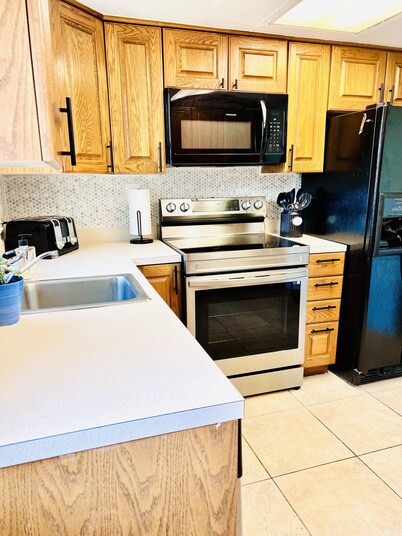 Captain's Mansion 8bdrm/18guests vacation gem steps to beach