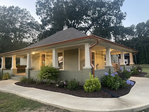 Welcome to The Southern

A warm retreat that you will not want to leave. 