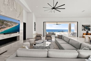 Televisión, chimenea, mesa de ping pong, estéreo