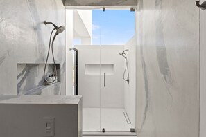 Dusche, Haartrockner, Bidet, Handtücher