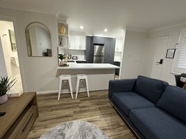 Frigorífico grande, microondas, horno y placa de cocina