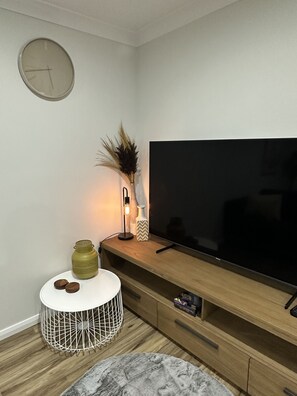 65-Zoll-Smart-TV mit Digitalempfang, Netflix, Streaming-Dienste