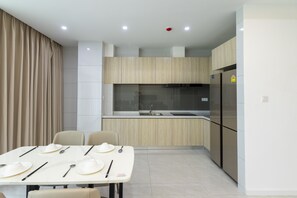 Deluxe Twin Room | Private kitchen | Fridge, paper towels - Golden River Residence (Yangon)