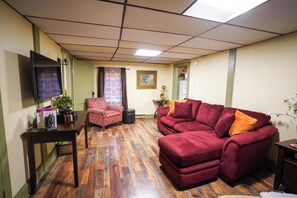 Smart TV, fireplace, video games, books - Cozy Ranch, Fireplace, 10 Acres, Mtn. & River Views, Train Service to Jim Thorpe (Tamaqua)