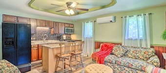TreeTop Loft Apartment with River & Mountain on 10-Acres