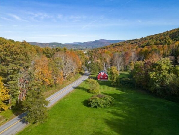 A rural landscape with a red barn and a road. - Gorgeous Mountains Views & Private Stream in Secluded Oasis (Gilboa)