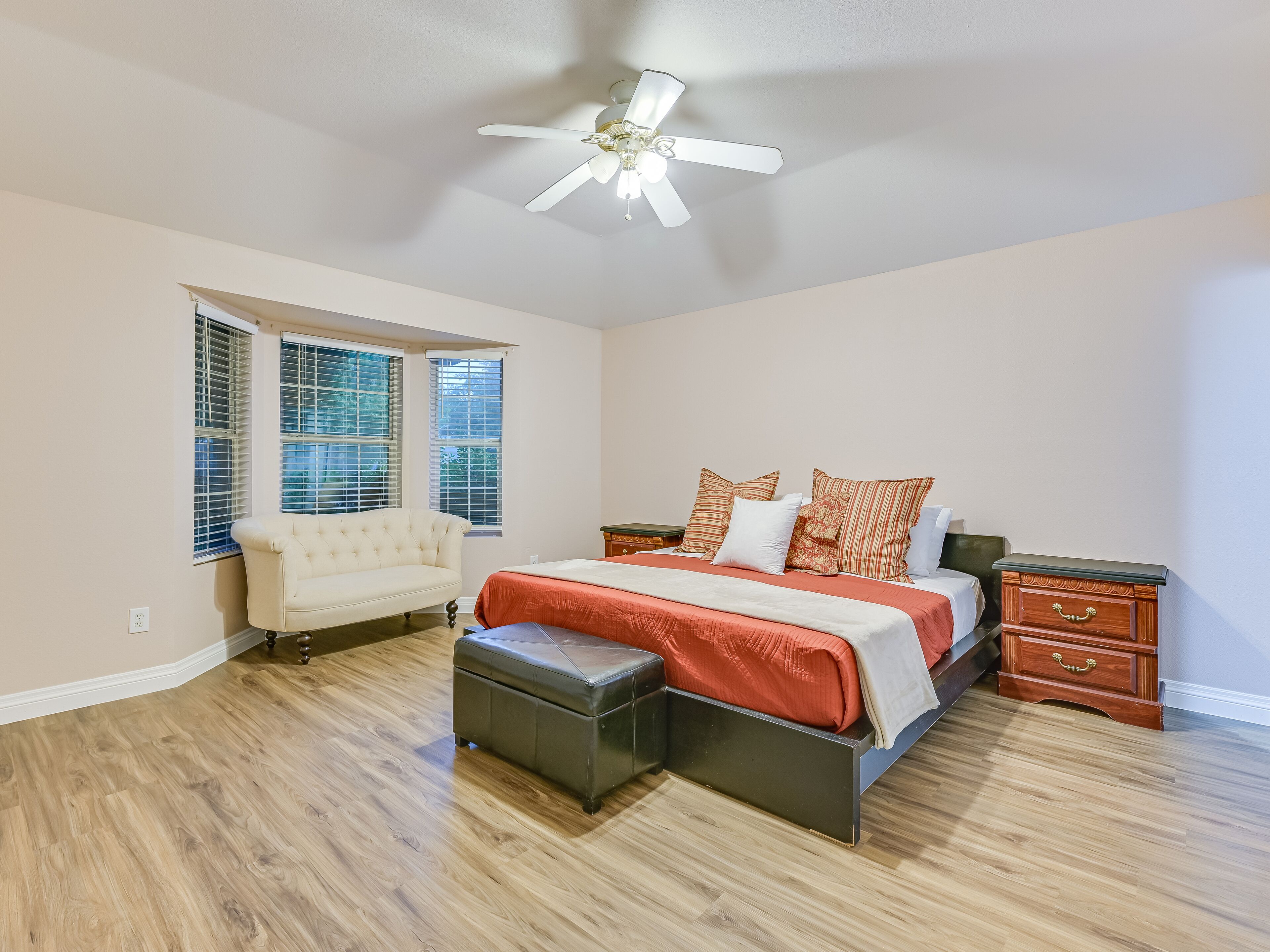 3 bedrooms, iron/ironing board, WiFi, bed sheets