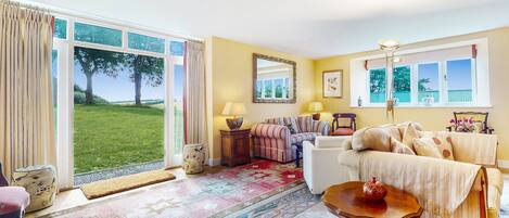 Televisio, takka, kirjoja