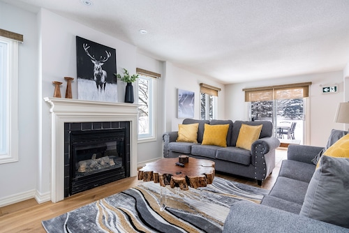Cozy ski retreat chalet - 3BR & 3BTH - Walk-in Distance to Village! Pet Friendly
