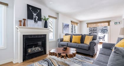 Luxurious Chalet - 3BR & 3BTH Walk-in Distance to Village! Pet Friendly