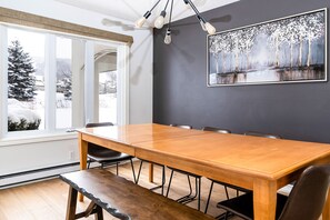 Dining - Cozy ski retreat chalet - 3BR & 3BTH - Walk-in Distance to Village! Pet Friendly (The Blue Moutains)