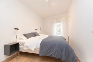 2 soverom, strykejern/-brett, reiseseng for barn og wi-fi (inkludert)