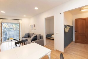 Een televisie en een open haard