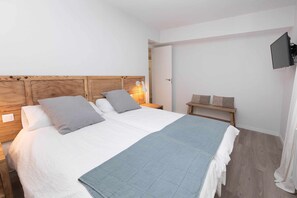 3 室のベッドルーム、旅行用ベビーベッド、WiFi (無料)、ベッドシーツ