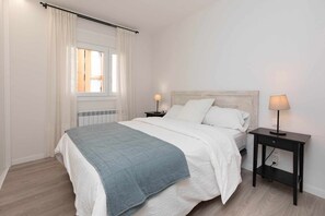 3 bedrooms, travel cot, free WiFi, bed sheets