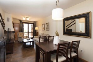 Interior - Refugio del Valle by Bevalle (Panticosa)