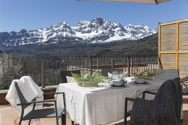Outdoor dining - Refugio del Valle by Bevalle (Panticosa)