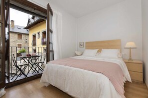 2 makuuhuonetta, työpöytä, silitysrauta/-lauta, vauvan matkasänky