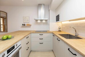 Fridge, microwave, oven, stovetop - Casa Josephine by BeValle (Panticosa)